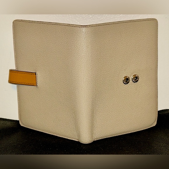 Loewe Calf Skin, Bi-fold Beige Light
Oat/Honey exterior . Papaya Interior. - Picture 6 of 13